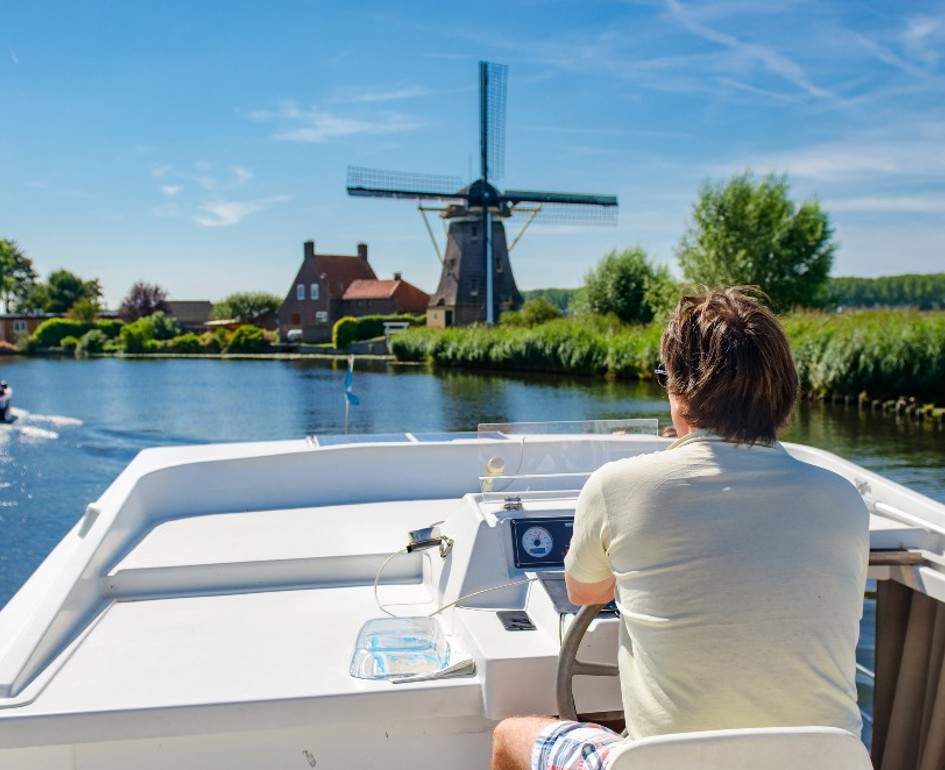 Sloep Zelf Aan Stuur