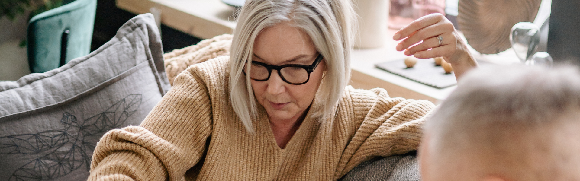 Mensen spelen schaak op hun oude dag