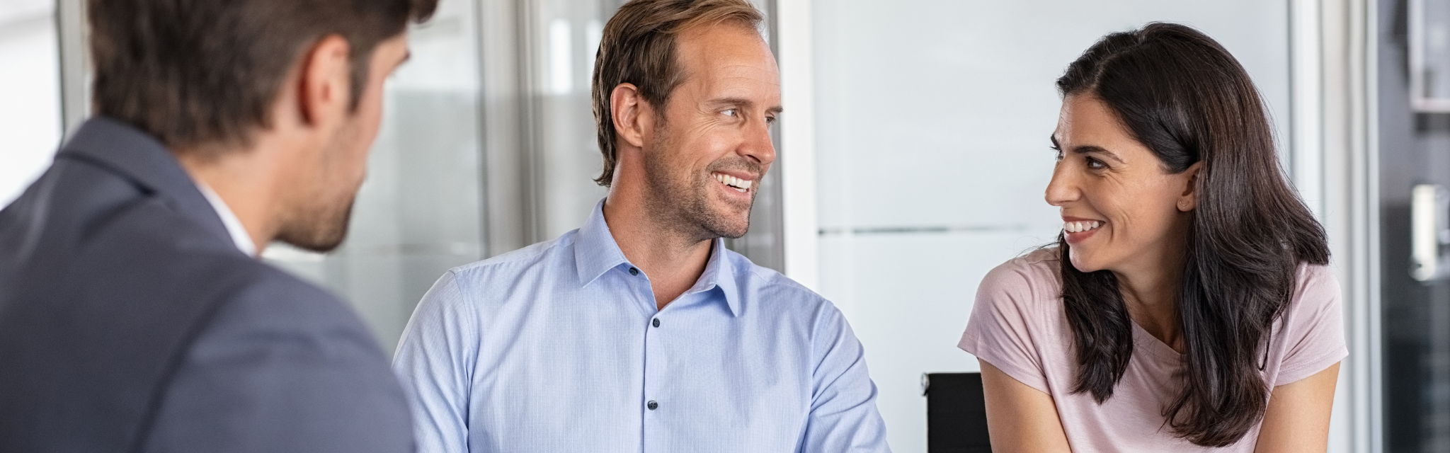 stel zit bij financieel expert aan tafel