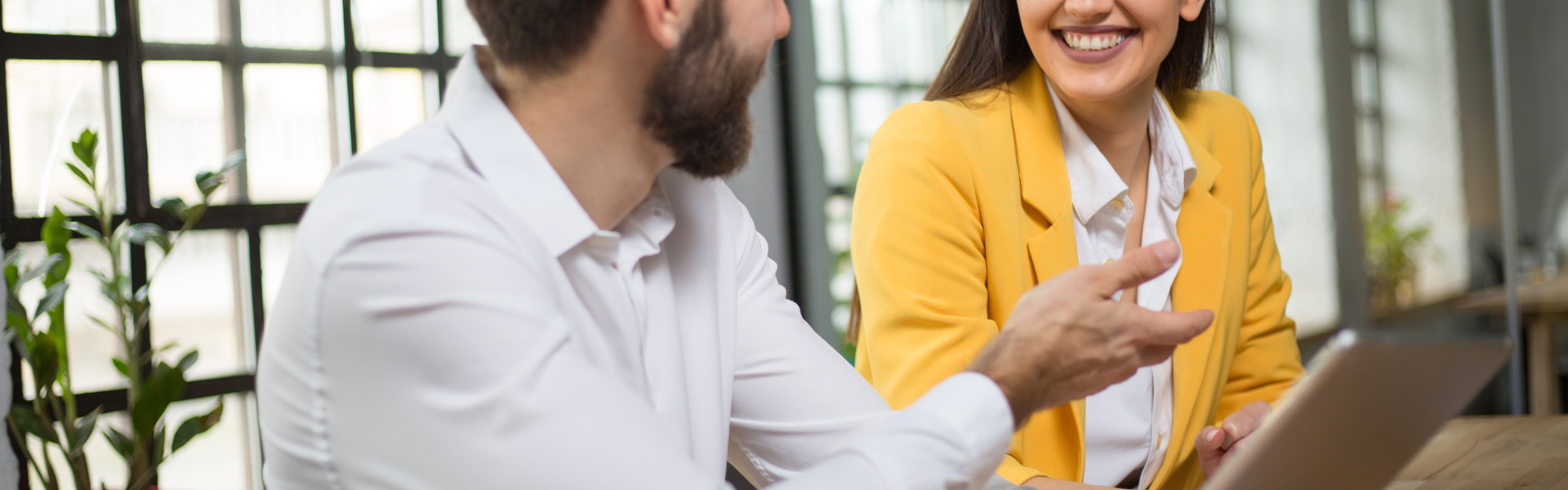 Vrouw heeft gesprek met pensioen expert