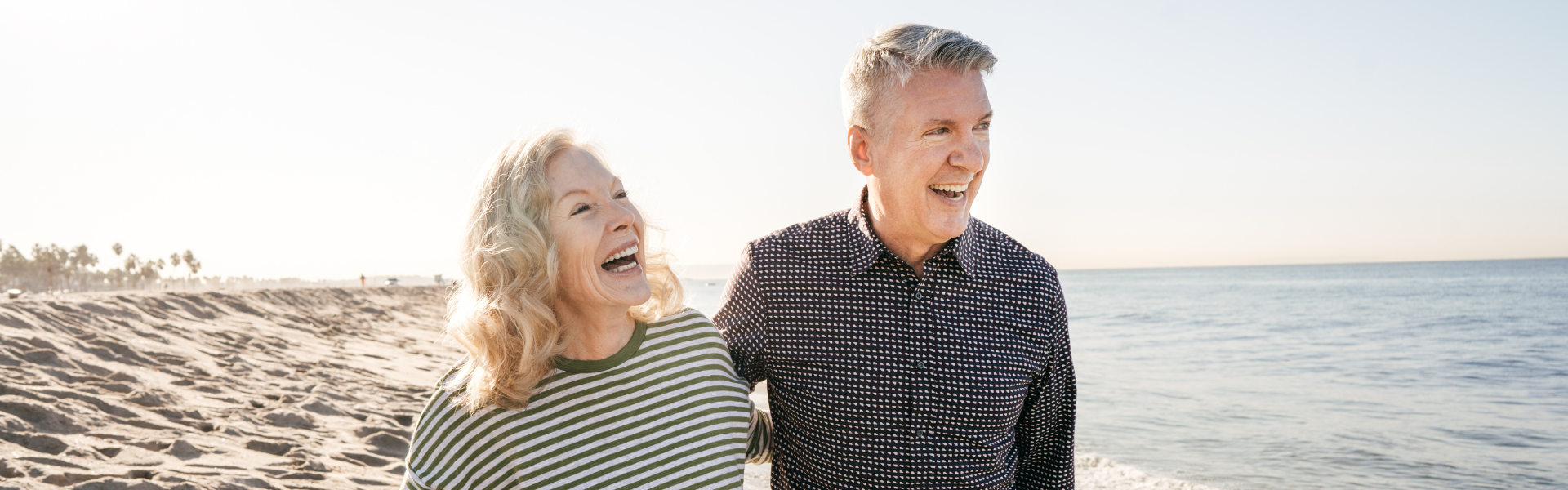 mensen genieten op het strand van hun pensioen