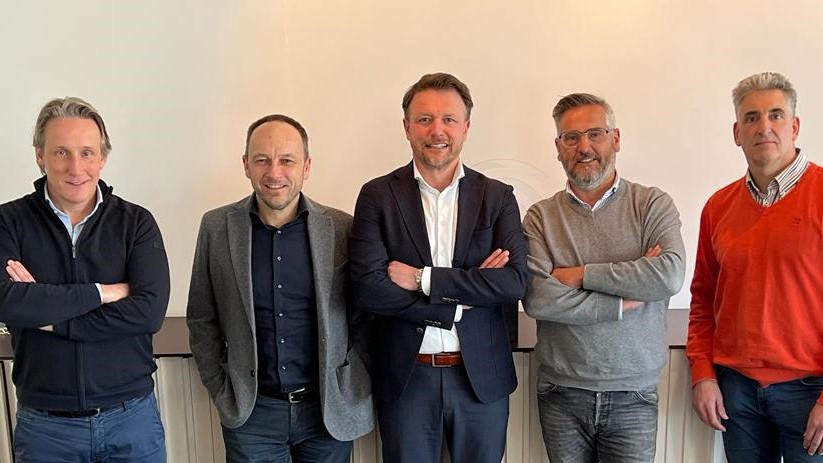 Vlnr: Dimitri Kaandorp, Rob Visschedijk, Wytze Riemersma (directieleden Trustus) en Evert Verwer en Walter Janssen