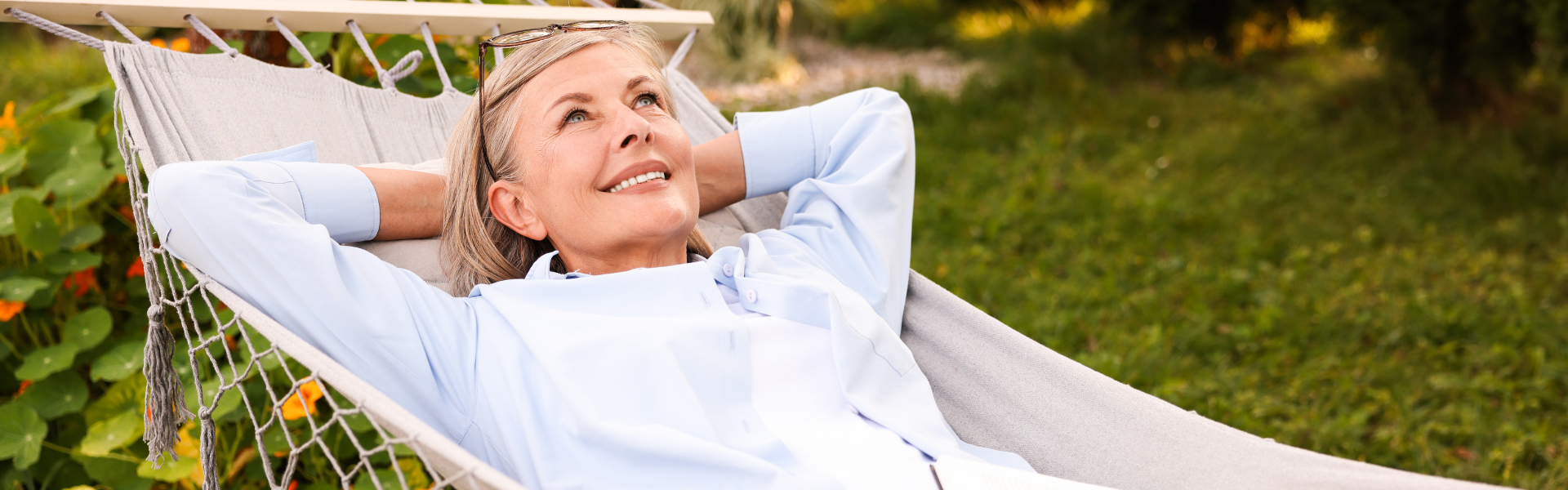 vrouw geniet in hangmat van het leven
